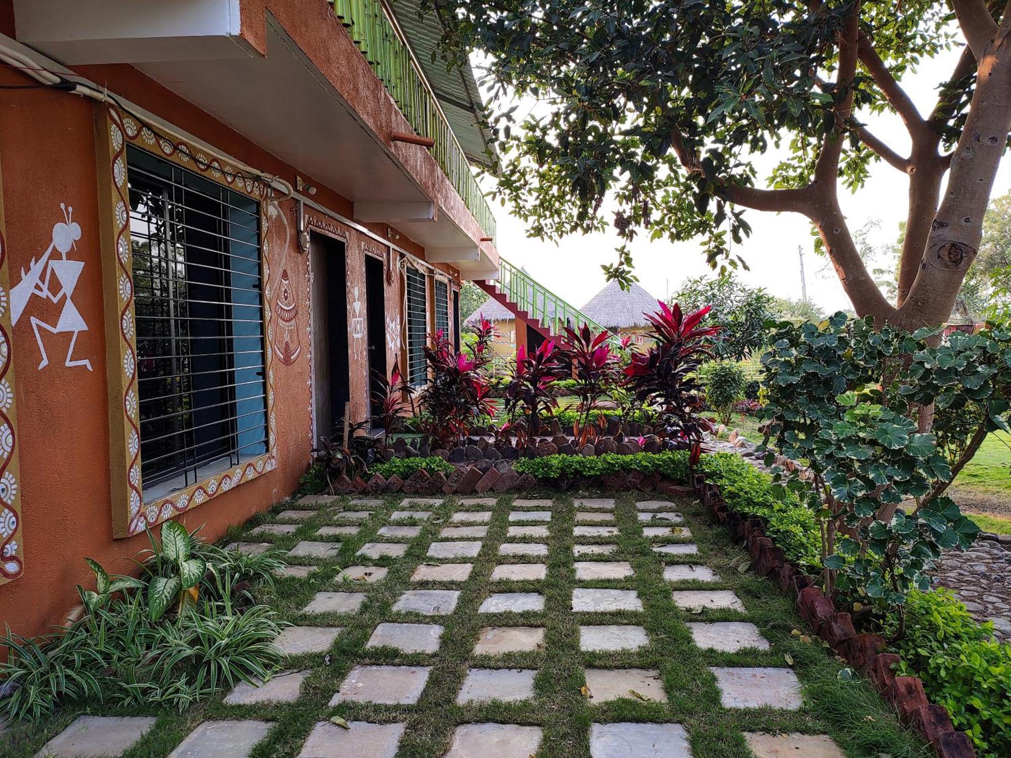 Van Vagdo Resort Rajpipla Exterior photo